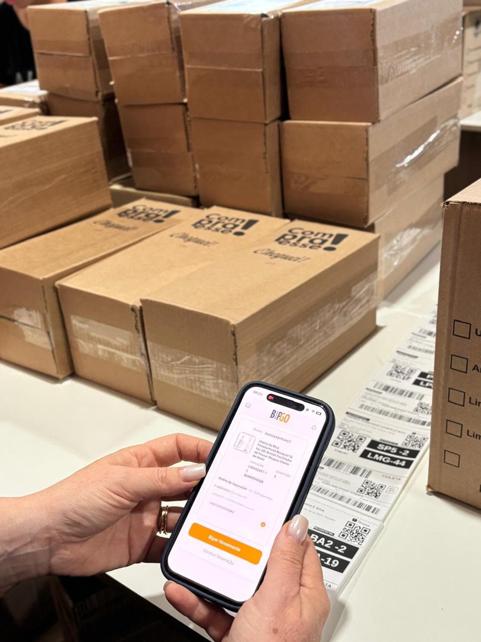 Equipe do Compra Esse bipando pedidos com a BipGo